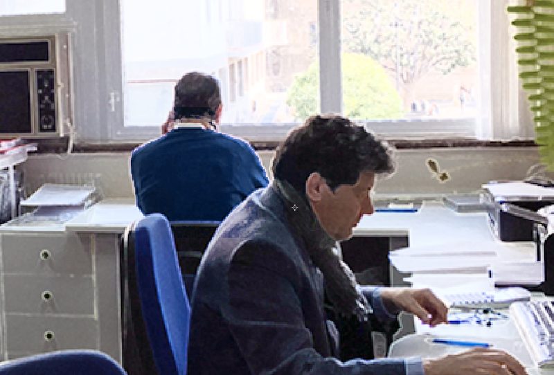 Profesionales de OZA Publicidad trabajando en la oficina